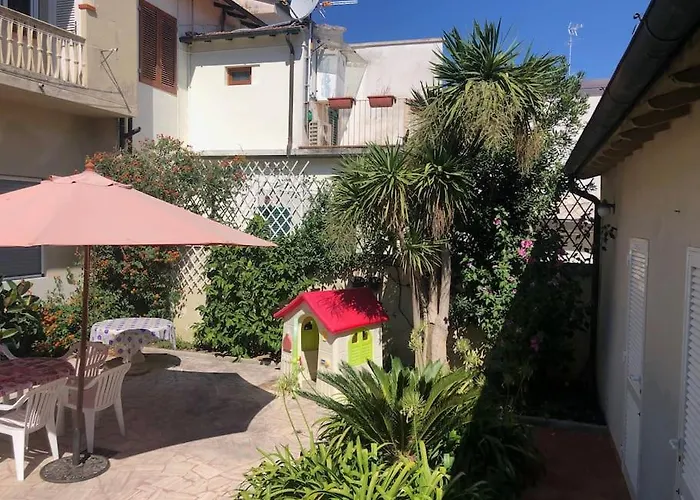 Spaziosa Casa Con Giardino E Dependance