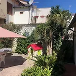 Spaziosa Casa Con Giardino E Dependance