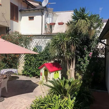 Spaziosa Casa Con Giardino E Dependance