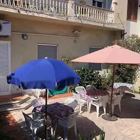 別荘 Spaziosa Casa Con Giardino E Dependance ヴィアレッジョ