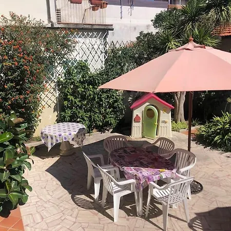 別荘 Spaziosa Casa Con Giardino E Dependance ヴィアレッジョ