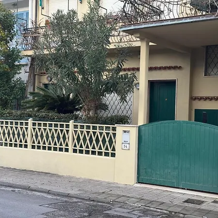 Spaziosa Casa Con Giardino E Dependance بيت للعطل *